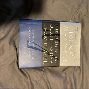 John C. Maxwell Book - The 17 Essential Qualities of a Team Player